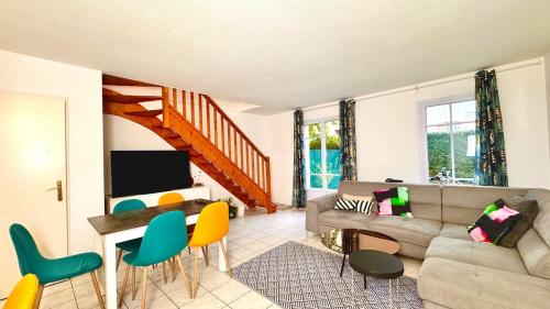 un salon avec un canapé, une table et des chaises dans l'établissement Beautiful house 8min to Disneyland, à Magny-le-Hongre