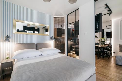 Ένα ή περισσότερα κρεβάτια σε δωμάτιο στο Native Apartments Kościuszki 39I27