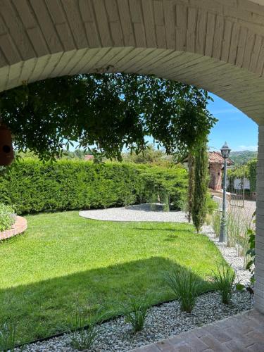 a garden with a fountain in the middle of a yard at Monferrato Country House Basin dAmor Casa di campagna in Asti