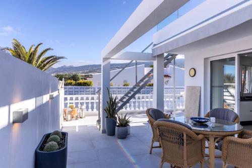 Villa Marejadilla - Play San Juan - Sleeps 5 - Hot Tub - Sea Views