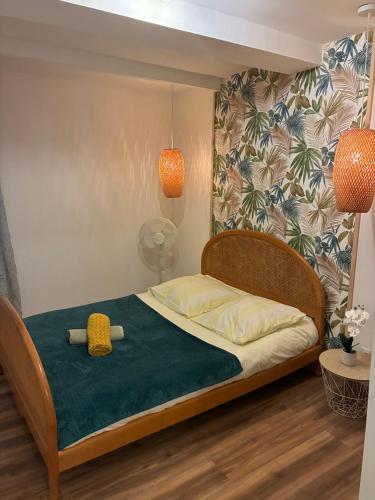 une chambre avec un lit avec un ours en peluche dessus dans l'établissement Solea, à Lézignan-Corbières