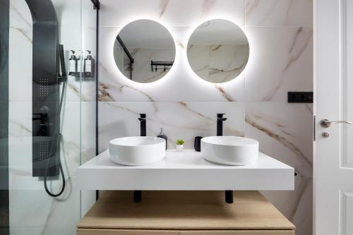 Central and Spacious Apartment with Parking on-site