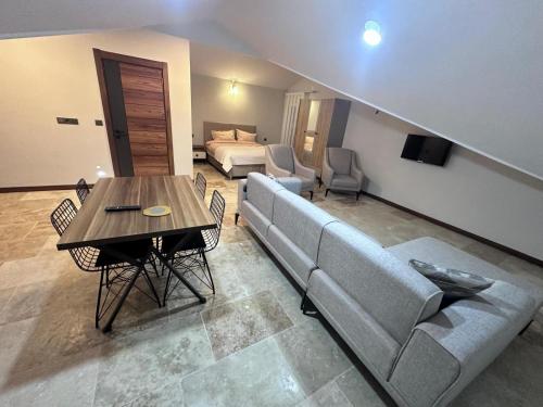a living room with a couch and a table at Avanos Ertaş Konukevi in Avanos