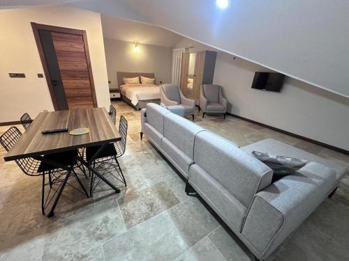 a living room with a couch and a table at Avanos Ertaş Konukevi in Avanos