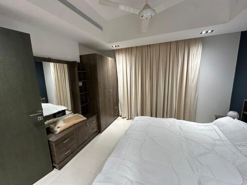 Una cama o camas en una habitación de Pinnacle Row Elegance Escape