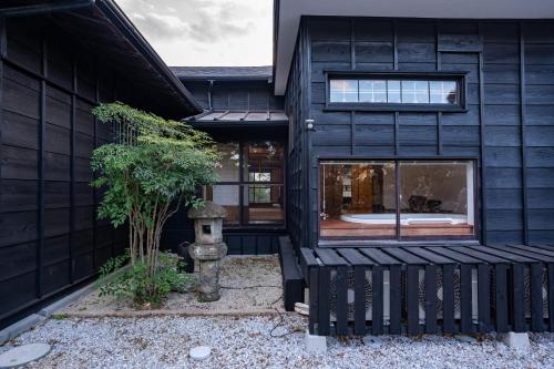 a black house with a black exterior at 旧邸貸別荘 南壽庵 in Tateyama