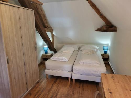 - 2 lits dans une petite chambre dotée de parquet dans l'établissement Le Chardonnay, à Savigny-lès-Beaune