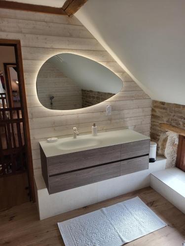 une salle de bain avec un lavabo et un miroir dans l'établissement Le Chardonnay, à Savigny-lès-Beaune