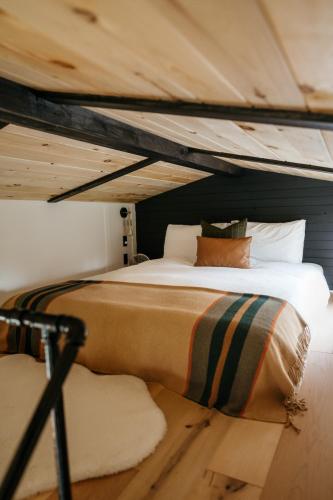 Ένα ή περισσότερα κρεβάτια σε δωμάτιο στο The Nest - Romantic Tiny Home with a Vintage Vibes, 10 mins to Winery