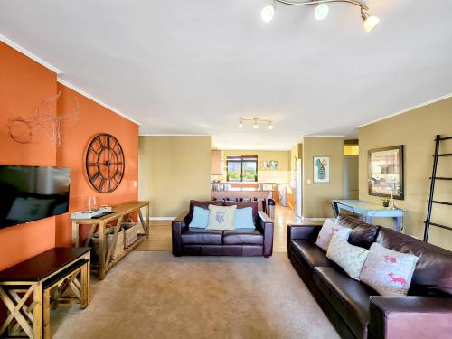 Posezení v ubytování Family-Friendly Home with Ample Space