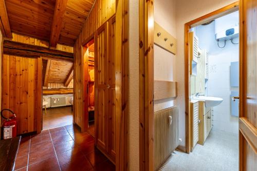 bagno con pareti in legno e lavandino in camera di CASA ALPINA - Relax e natura a La Thuile a La Thuile