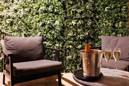 - une table avec deux verres de vin et un seau dans l'établissement Love Room Marseille - Orion, à Marseille