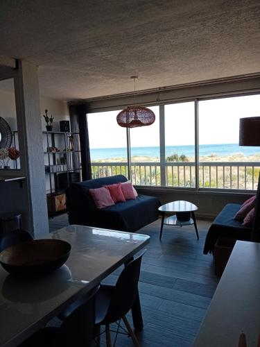 un salon avec vue sur l'océan dans l'établissement vue meŕ, à Marseillan