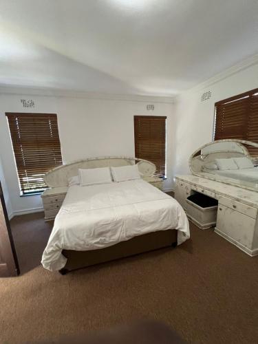 Ένα ή περισσότερα κρεβάτια σε δωμάτιο στο 460 on Queen Cresent