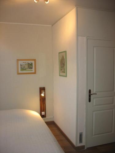 - une chambre avec un lit blanc et une porte dans l'établissement Type 2, Valenciennes centre, 40 m2, à Valenciennes