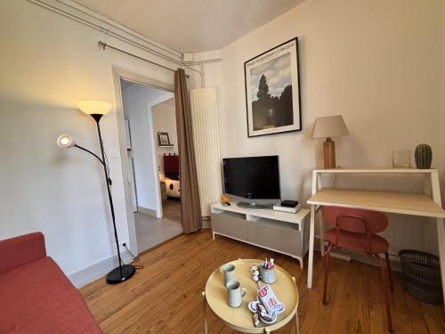 un salon avec un canapé et une table dans l'établissement Intermezzo - 1 chambre - Terrasse, à Châtel-Guyon