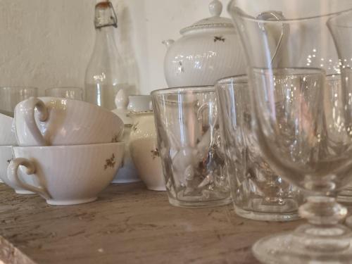 a table with glasses and cups on a shelf at Pace attraverso gli occhi in Perledo