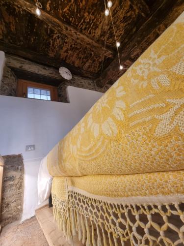 a couch in a room with a ceiling at Pace attraverso gli occhi in Perledo