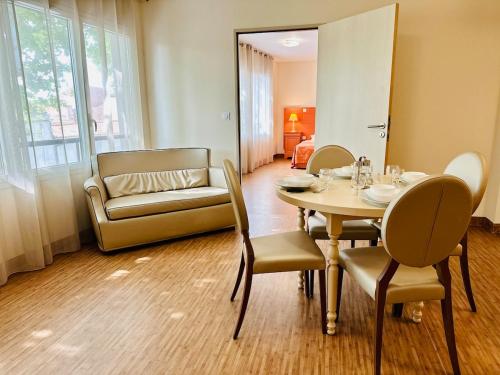 une salle à manger avec une table, des chaises et un canapé dans l'établissement T2 à proximité Grand Buffets, à Narbonne