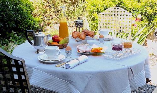 a table with a blue table cloth with fruit on it at La Martanne in Argelès-sur-Mer