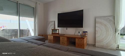 TV a/nebo společenská místnost v ubytování Maison de Sophie