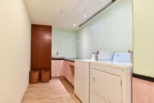 Holiday Inn Express Taipei Train Station by IHGにあるキッチンまたは簡易キッチン