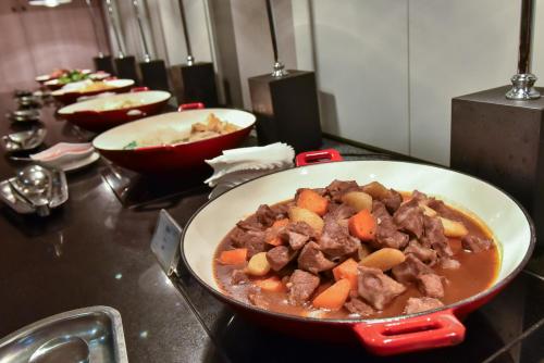 ホテルの敷地内または近くでの食事または食べ物