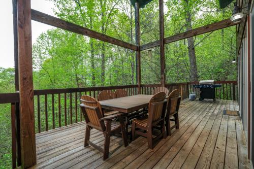 Μπαλκόνι ή βεράντα στο STUNNING cabin with a MOUNTAIN VIEW, hot tub, and dog friendly!