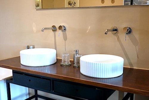 two white sinks on a counter in a bathroom at La Martanne in Argelès-sur-Mer