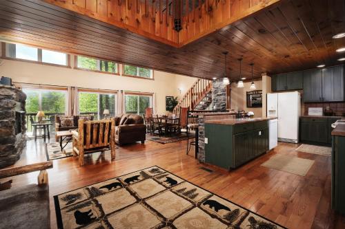 Η κουζίνα ή μικρή κουζίνα στο STUNNING cabin with a MOUNTAIN VIEW, hot tub, and dog friendly!