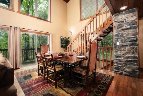 Χώρος καθιστικού στο STUNNING cabin with a MOUNTAIN VIEW, hot tub, and dog friendly!