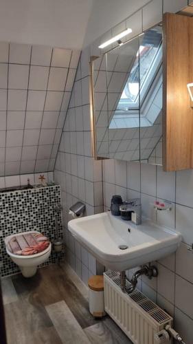 a bathroom with a sink and a toilet at Hübsche 2 Zimmerwohnung in Kaarst