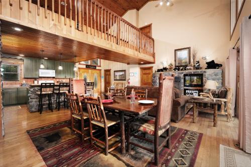 Η κουζίνα ή μικρή κουζίνα στο STUNNING cabin with a MOUNTAIN VIEW, hot tub, and dog friendly!