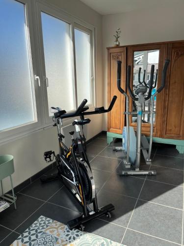 - une salle de sport avec 2 vélos d'exercice dans l'établissement Hébergement la plage à pied, à Tréffiagat
