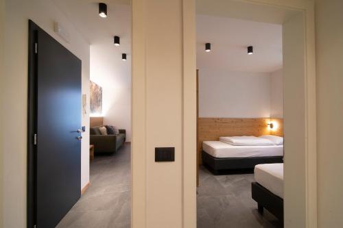 a room with two beds and a room with a bed sidx sidx sidx at Casa Montana in Commezzadura