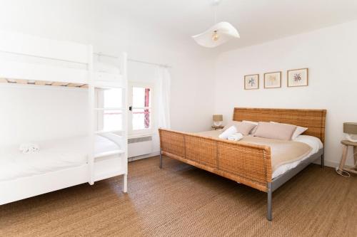 une chambre avec un lit et un lit superposé dans l'établissement 2 bedroom house in Moulleau Beach on foot, à La Teste-de-Buch
