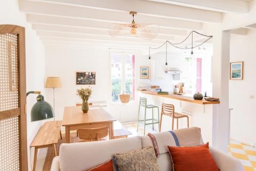 un salon avec un canapé et une table dans l'établissement 2 bedroom house in Moulleau Beach on foot, à La Teste-de-Buch