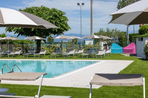 The swimming pool at or close to Hotel Ristorante Al Fiore