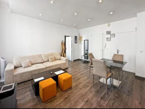 un salon avec un canapé et une table dans l'établissement CANNES - à 50m des plages et de la Croisette, à Cannes