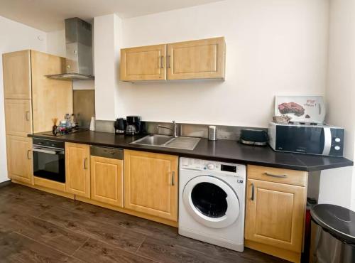 une cuisine avec un lave-linge et un micro-ondes dans l'établissement CANNES - à 50m des plages et de la Croisette, à Cannes