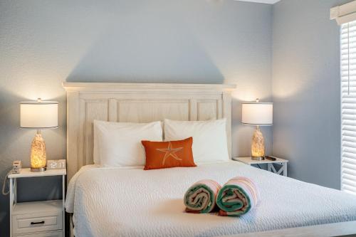 a bedroom with a bed with two ombre pillows on it at Tropical Beach Resorts - Sarasota in Sarasota