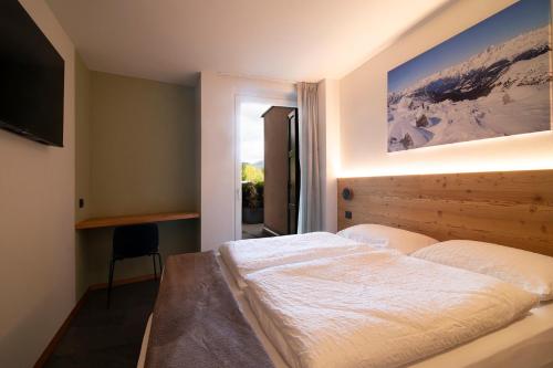 a bedroom with a large bed and a window at Casa Montana in Commezzadura