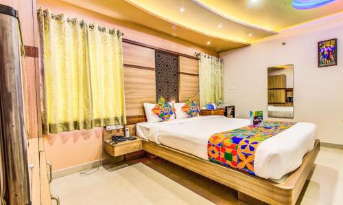 une chambre avec un lit dans une pièce dans l'établissement FabExpress Emara Boutique - Near Koramangala, à Bangalore