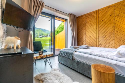 扎科帕内Tarasy Na Giewont的一间卧室，里面有一张床和一扇大窗户。