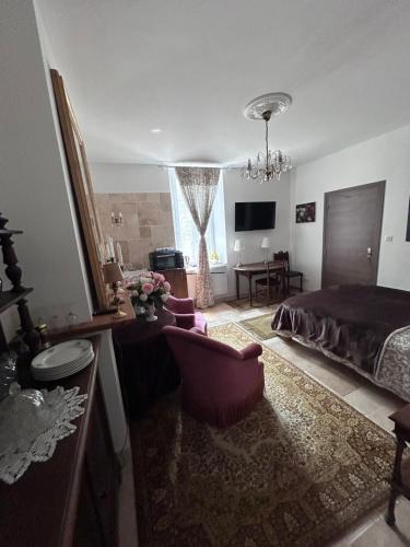 une chambre avec un lit et un salon dans l'établissement Chez Nelly Parenthese enchantee en campagne Toulousaine, à Bessières