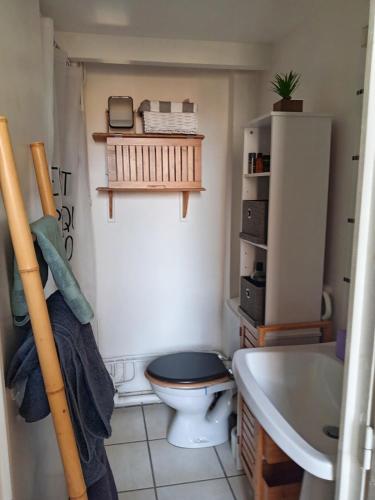une salle de bain avec toilettes et lavabo dans l'établissement Charmant studio centre historique Aix, à Aix-en-Provence