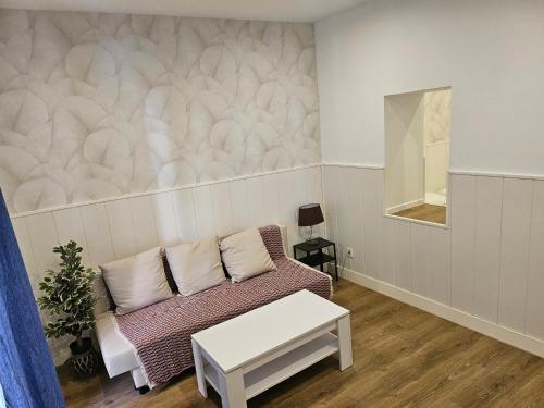 una sala de estar con un sofá y una mesa en Hogar en Lavapies 11, en Madrid