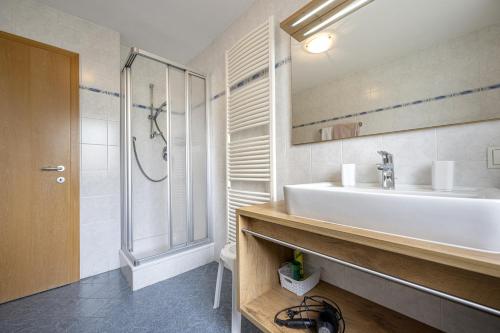 Bilik mandi di Apartments Woerndle