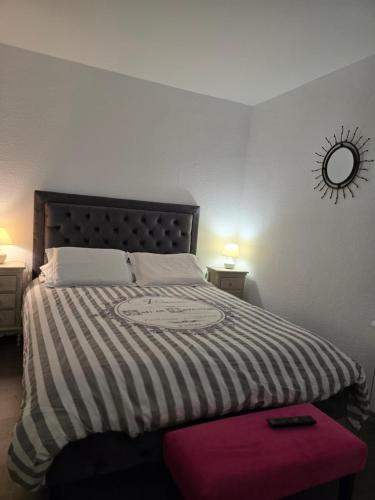 une chambre avec un lit avec une couette noire et blanche dans l'établissement Coquet T 2 Le barcares Mer, au Barcarès