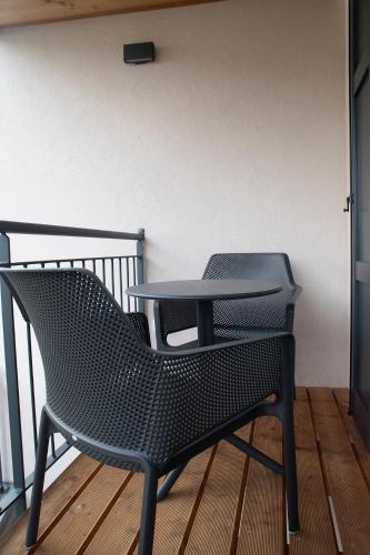 a black chair with a table on a balcony at Casa Montana in Commezzadura